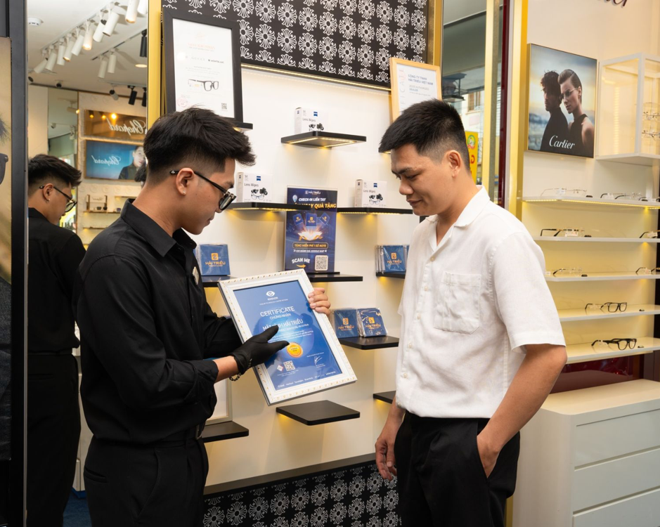 Trải nghiệm mua mắt kính cao cấp tại Kính Hải Triều: An tâm 100% - Ảnh 4